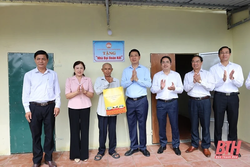 Phó Chủ tịch UBND tỉnh Lê Đức Giang dự Ngày hội Đại đoàn kết dân tộc tại khu dân cư Yên Thôn