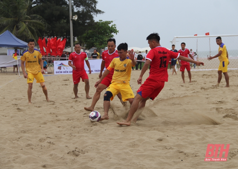 Chủ tịch UBND tỉnh tặng Bằng khen cho đội Bóng đá bãi biển PTSC Thanh Hóa