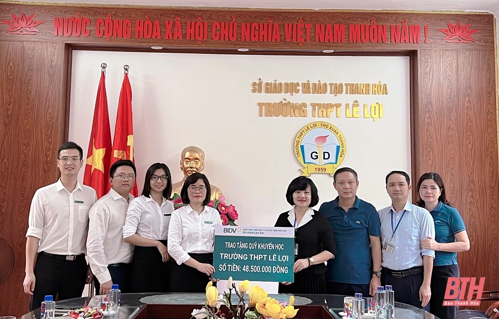 BIDV Chi nhánh Lam Sơn trao Quỹ Khuyến học hơn 120 triệu đồng cho các trường 