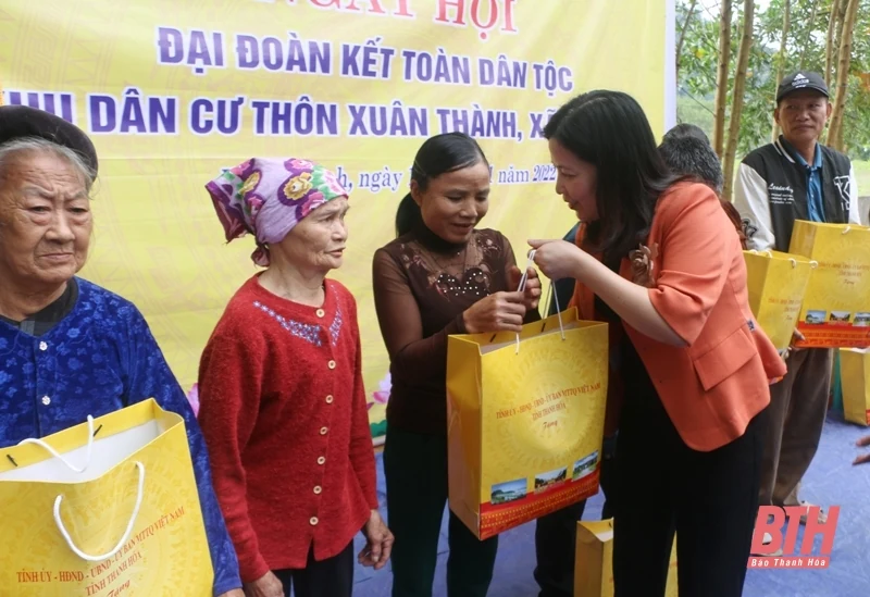 Trưởng ban Dân vận Tỉnh ủy, Chủ tịch Ủy ban MTTQ tỉnh Phạm Thị Thanh Thủy dự Ngày hội Đại đoàn kết toàn dân tộc với Nhân dân thôn Xuân Thành