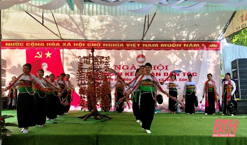 Phó Trưởng Ban Tuyên giáo Trung ương Lê Hải Bình chung vui Ngày hội Đại đoàn kết toàn dân tộc với Nhân dân thôn Minh Tiến