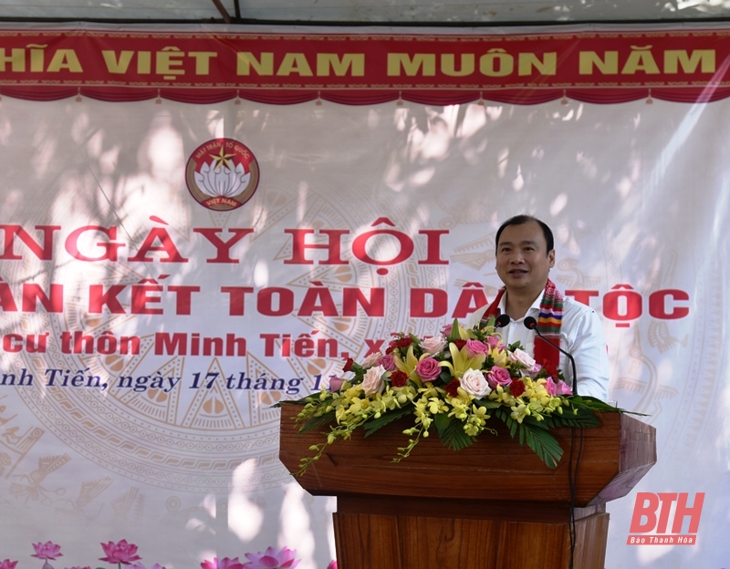 Phó Trưởng Ban Tuyên giáo Trung ương Lê Hải Bình chung vui Ngày hội Đại đoàn kết toàn dân tộc với Nhân dân thôn Minh Tiến