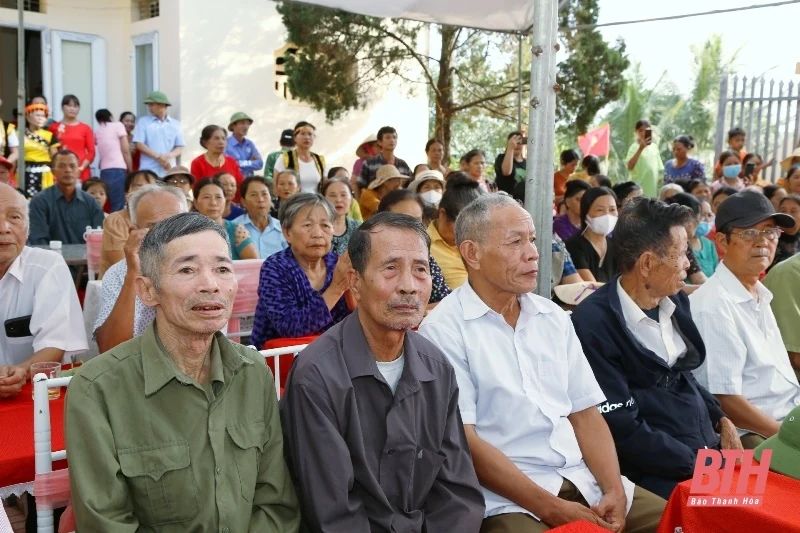 Phó Bí thư Thường trực Tỉnh ủy Lại Thế Nguyên chung vui Ngày hội Đại đoàn kết toàn dân tộc tại khu dân cư thôn Minh Đức