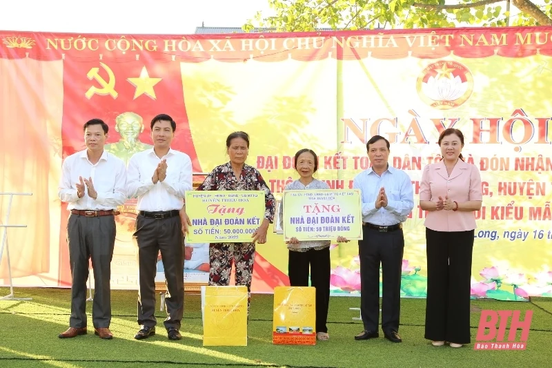 Phó Bí thư Thường trực Tỉnh ủy Lại Thế Nguyên chung vui Ngày hội Đại đoàn kết toàn dân tộc tại khu dân cư thôn Minh Đức