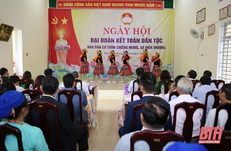 Phó Bí thư Tỉnh ủy Trịnh Tuấn Sinh chung vui ngày hội Đại đoàn kết toàn dân tộc với Nhân dân thôn Chiềng Mưng