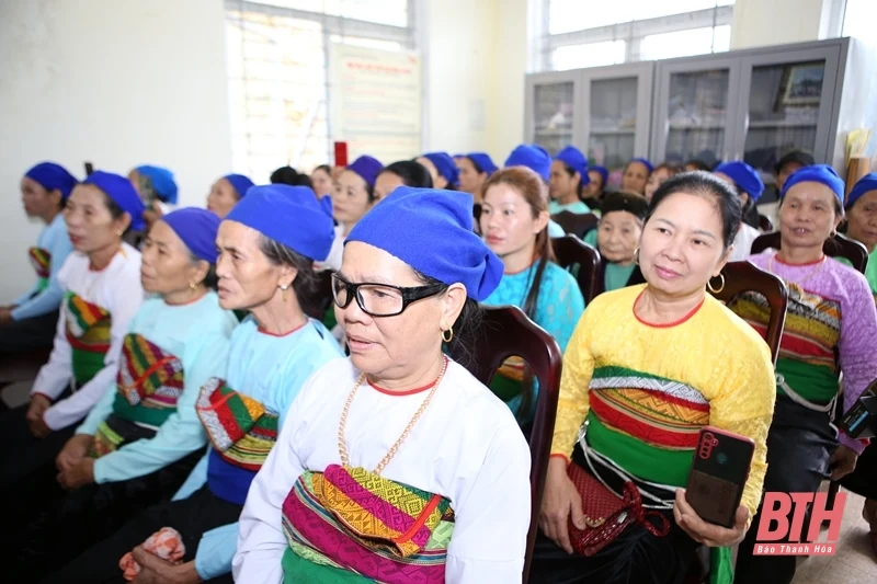 Phó Bí thư Tỉnh ủy Trịnh Tuấn Sinh chung vui ngày hội Đại đoàn kết toàn dân tộc với Nhân dân thôn Chiềng Mưng