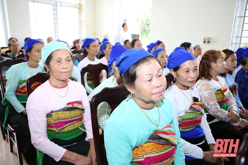 Phó Bí thư Tỉnh ủy Trịnh Tuấn Sinh chung vui ngày hội Đại đoàn kết toàn dân tộc với Nhân dân thôn Chiềng Mưng