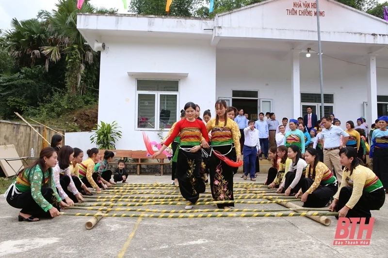 Phó Bí thư Tỉnh ủy Trịnh Tuấn Sinh chung vui ngày hội Đại đoàn kết toàn dân tộc với Nhân dân thôn Chiềng Mưng