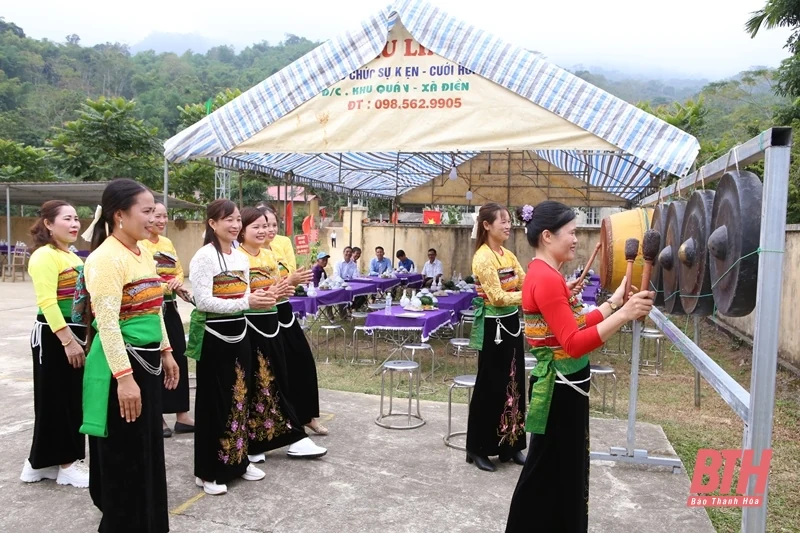 Phó Bí thư Tỉnh ủy Trịnh Tuấn Sinh chung vui ngày hội Đại đoàn kết toàn dân tộc với Nhân dân thôn Chiềng Mưng