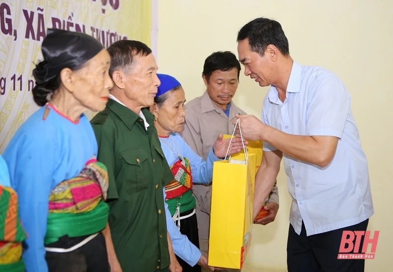 Phó Bí thư Tỉnh ủy Trịnh Tuấn Sinh chung vui ngày hội Đại đoàn kết toàn dân tộc với Nhân dân thôn Chiềng Mưng