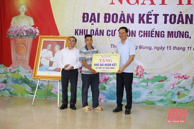 Phó Bí thư Tỉnh ủy Trịnh Tuấn Sinh chung vui ngày hội Đại đoàn kết toàn dân tộc với Nhân dân thôn Chiềng Mưng