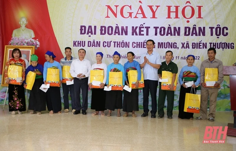 Phó Bí thư Tỉnh ủy Trịnh Tuấn Sinh chung vui ngày hội Đại đoàn kết toàn dân tộc với Nhân dân thôn Chiềng Mưng