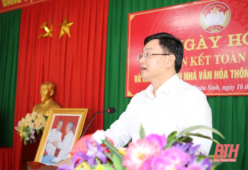 Phó Chủ tịch UBND tỉnh Mai Xuân Liêm chung vui ngày hội Đại đoàn kết toàn dân tộc với Nhân dân thôn 1, xã Xuân Sinh