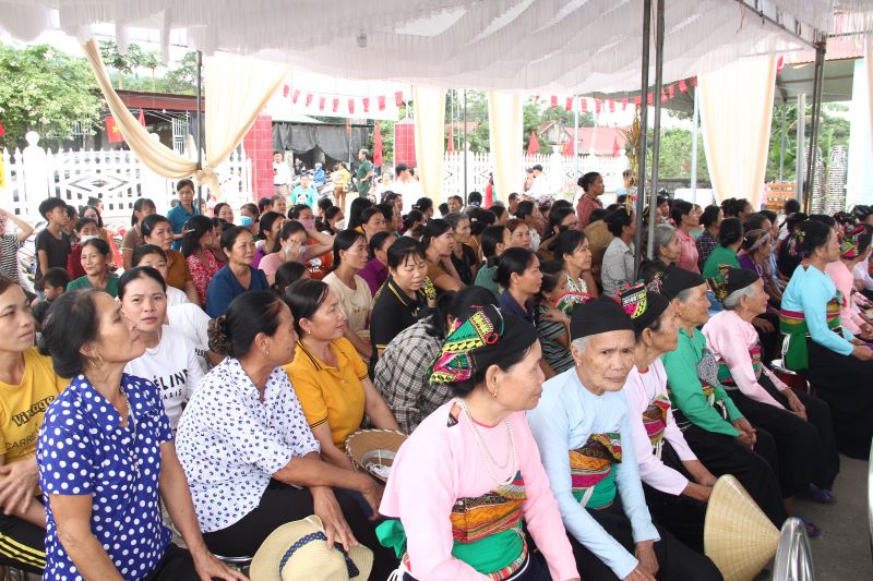 Trưởng Ban Tổ chức Tỉnh ủy Nguyễn Văn Hùng dự ngày hội Đại đoàn kết toàn dân tộc với Nhân dân và cán bộ thôn Cẩm Lợi 1