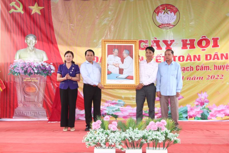 Trưởng Ban Tổ chức Tỉnh ủy Nguyễn Văn Hùng dự ngày hội Đại đoàn kết toàn dân tộc với Nhân dân và cán bộ thôn Cẩm Lợi 1