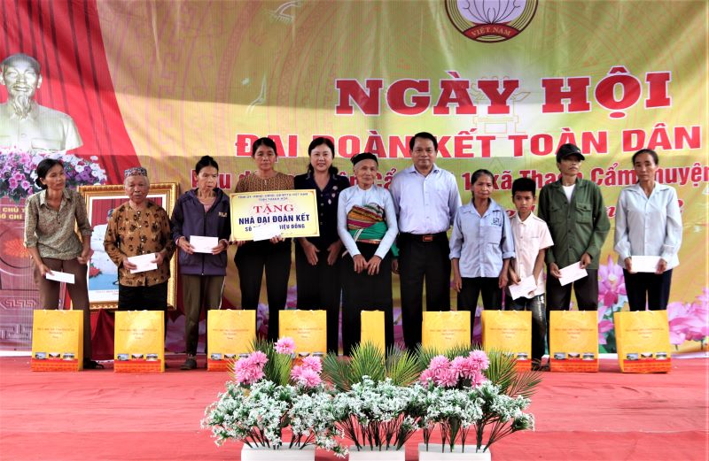 Trưởng Ban Tổ chức Tỉnh ủy Nguyễn Văn Hùng dự ngày hội Đại đoàn kết toàn dân tộc với Nhân dân và cán bộ thôn Cẩm Lợi 1