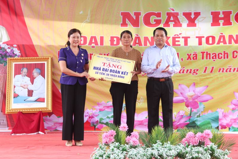 Trưởng Ban Tổ chức Tỉnh ủy Nguyễn Văn Hùng dự ngày hội Đại đoàn kết toàn dân tộc với Nhân dân và cán bộ thôn Cẩm Lợi 1