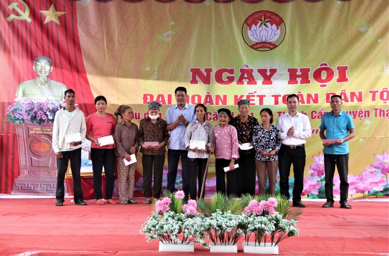Trưởng Ban Tổ chức Tỉnh ủy Nguyễn Văn Hùng dự ngày hội Đại đoàn kết toàn dân tộc với Nhân dân và cán bộ thôn Cẩm Lợi 1