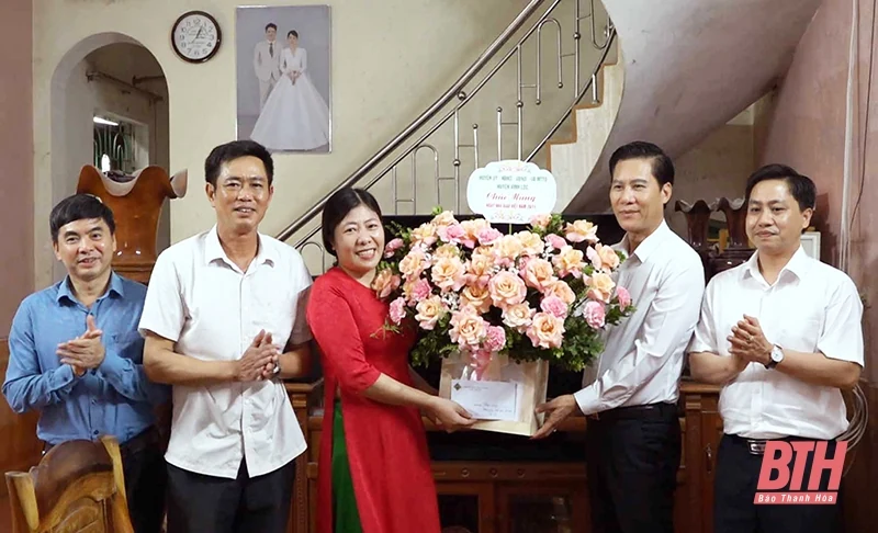 Vĩnh Lộc: Thăm, tặng quà giáo viên và học sinh đạt thành tích cao trong giảng dạy và học tập