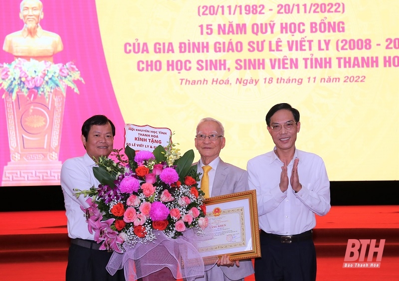 Trao học bổng của gia đình Giáo sư Lê Viết Ly cho học sinh, sinh viên đạt thành tích trong học tập
