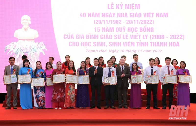 Trao học bổng của gia đình Giáo sư Lê Viết Ly cho học sinh, sinh viên đạt thành tích trong học tập