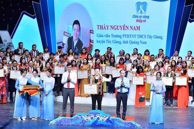 Chương trình “Chia sẻ cùng thầy cô” tôn vinh 68 nhà giáo tiêu biểu