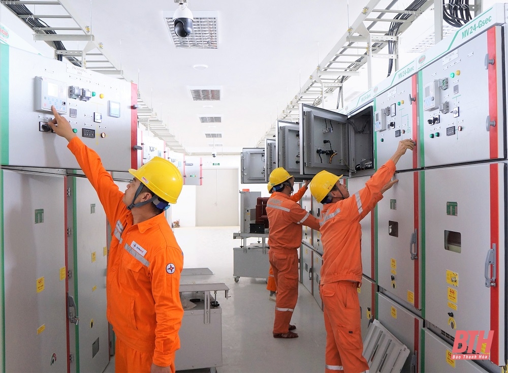 Trên công trường dự án đường dây và trạm biến áp 110kV Nga Sơn, đường dây 110kV Bỉm Sơn - Nga Sơn