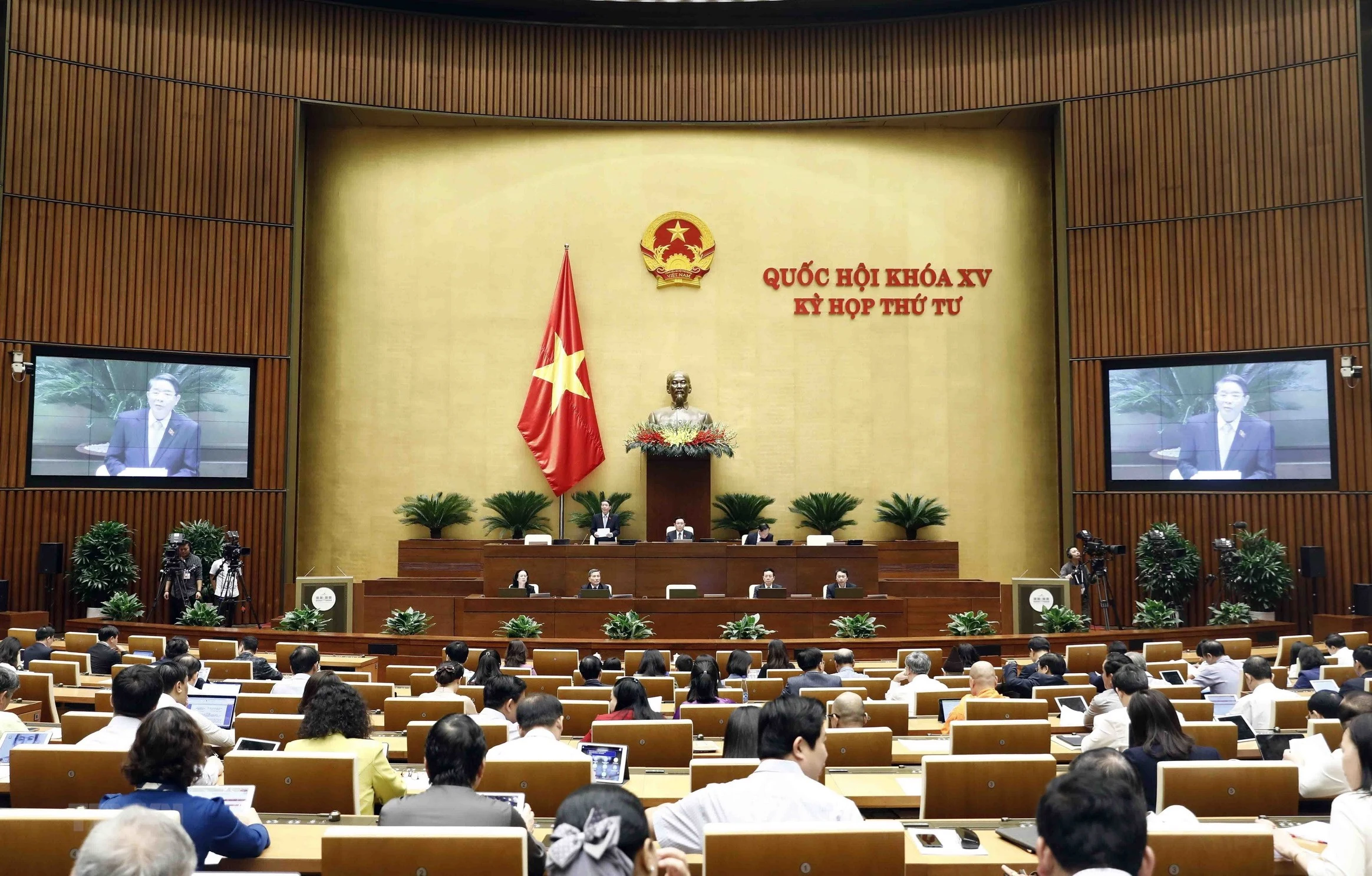 Quyết tâm vượt qua khó khăn, thực hiện thành công các mục tiêu, nhiệm vụ
