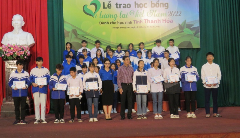 40 học sinh ở Thanh Hoá nhận học bổng “Vì tương lai Việt Nam” năm 2022