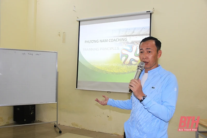 Tập huấn hướng dẫn viên, huấn luyện viên, cộng tác viên bóng đá cộng đồng