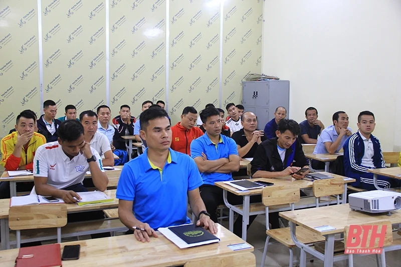 Tập huấn hướng dẫn viên, huấn luyện viên, cộng tác viên bóng đá cộng đồng