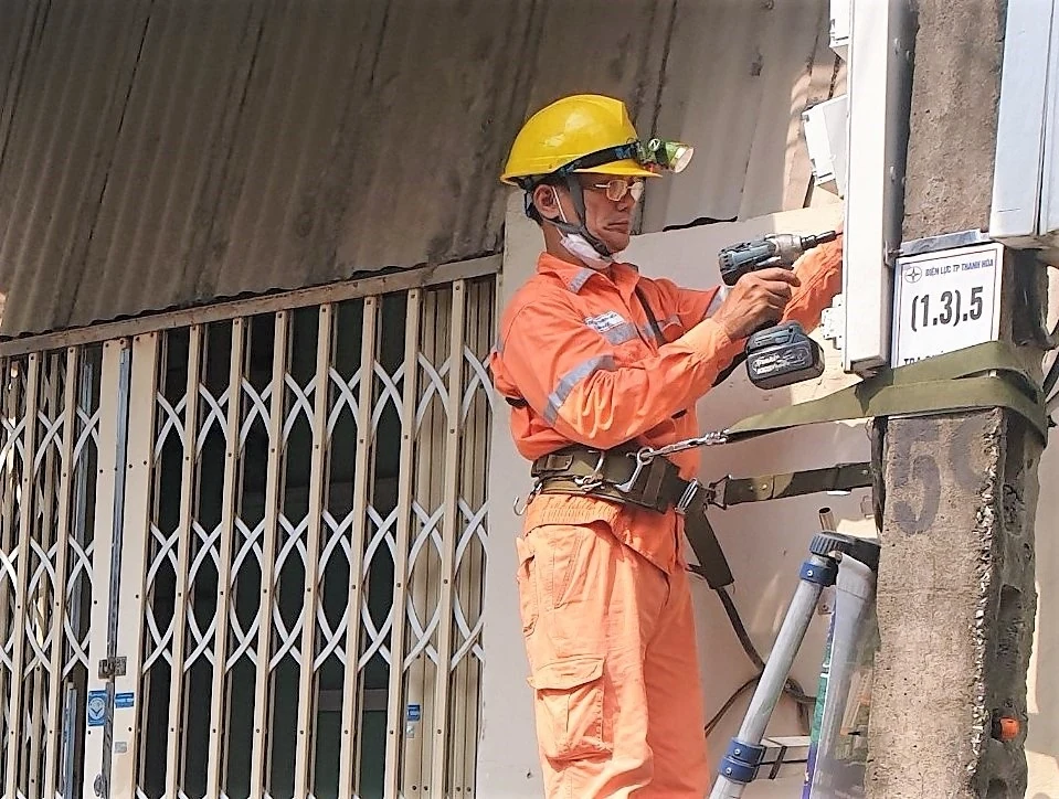 Điện lực thành phố Thanh Hóa đưa dịch vụ điện lực đến với khách hàng