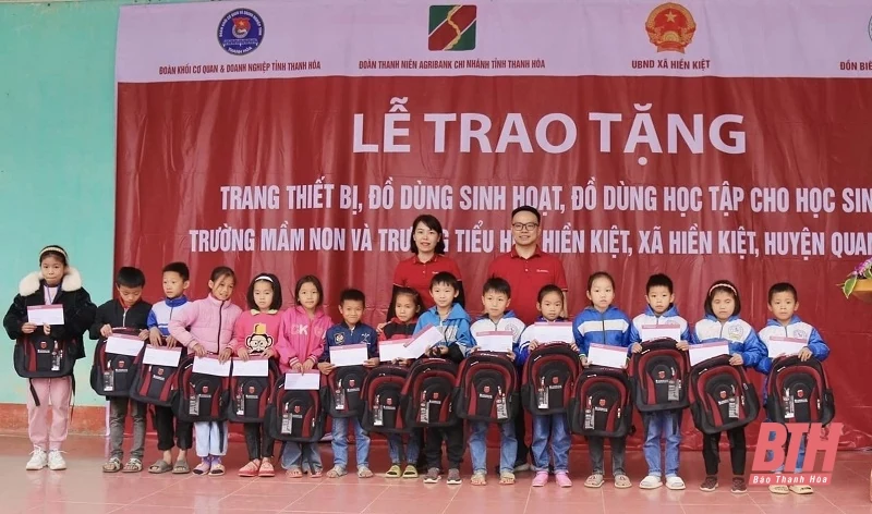 Đoàn Thanh Niên Agribank Thanh Hóa tặng quà cho các em học sinh xã Hiền Kiệt