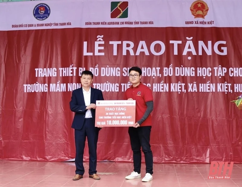 Đoàn Thanh Niên Agribank Thanh Hóa tặng quà cho các em học sinh xã Hiền Kiệt