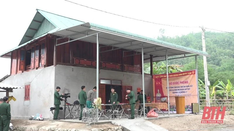 Bàn giao 4 nhà tình nghĩa cho các đối tượng chính sách và người có công huyện Mường Lát 