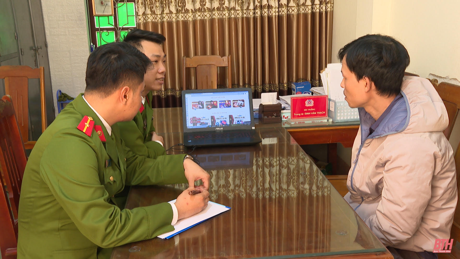 Bắt 8 đối tượng đánh bạc dưới hình thức cá độ bóng đá, lô đề
