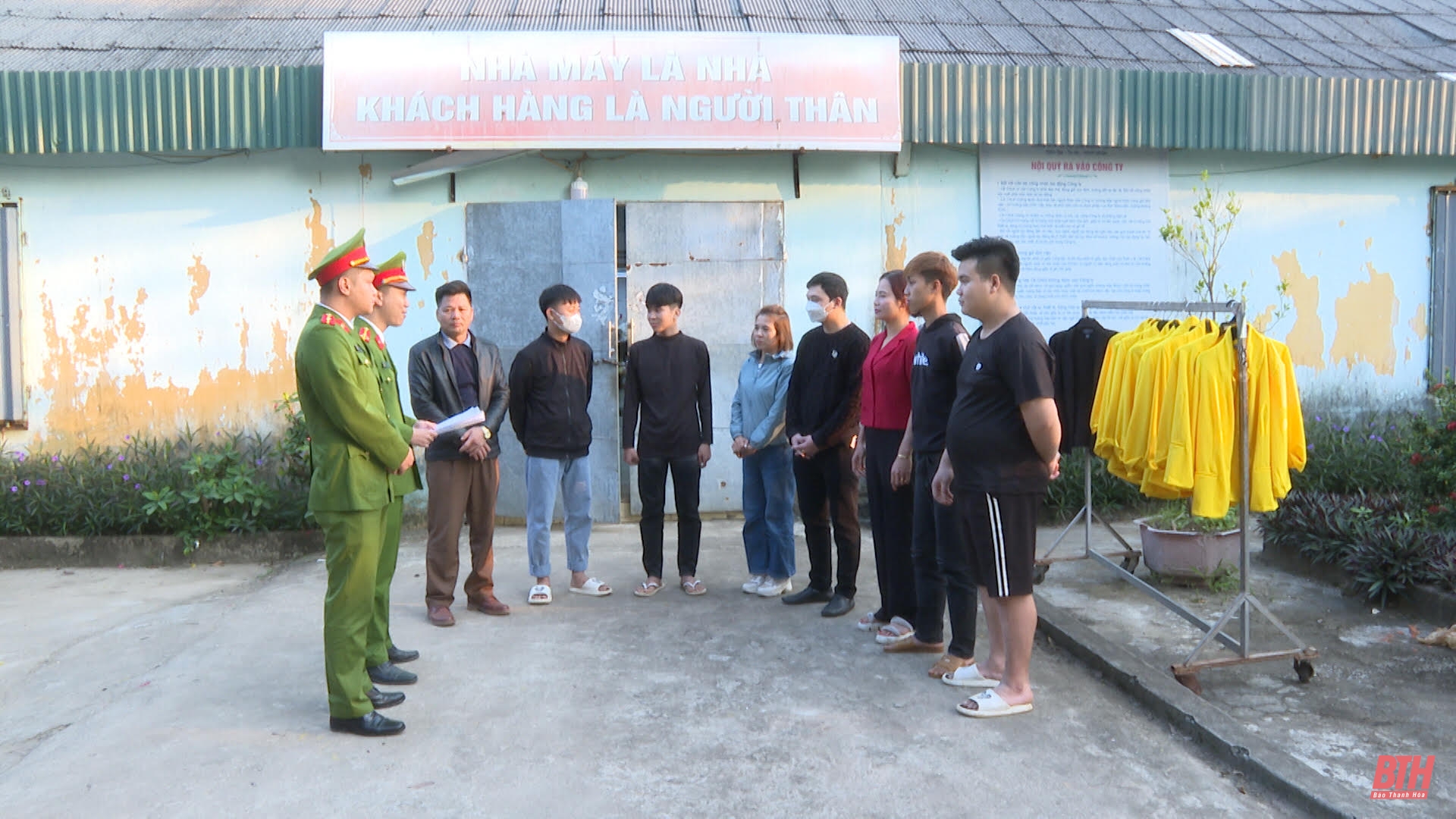 Bắt 8 đối tượng đánh bạc dưới hình thức cá độ bóng đá, lô đề
