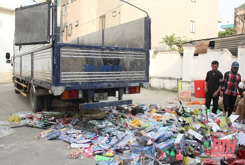 Tiêu hủy 335 mặt hàng nhập lậu và hàng giả, trị giá gần 662 triệu đồng