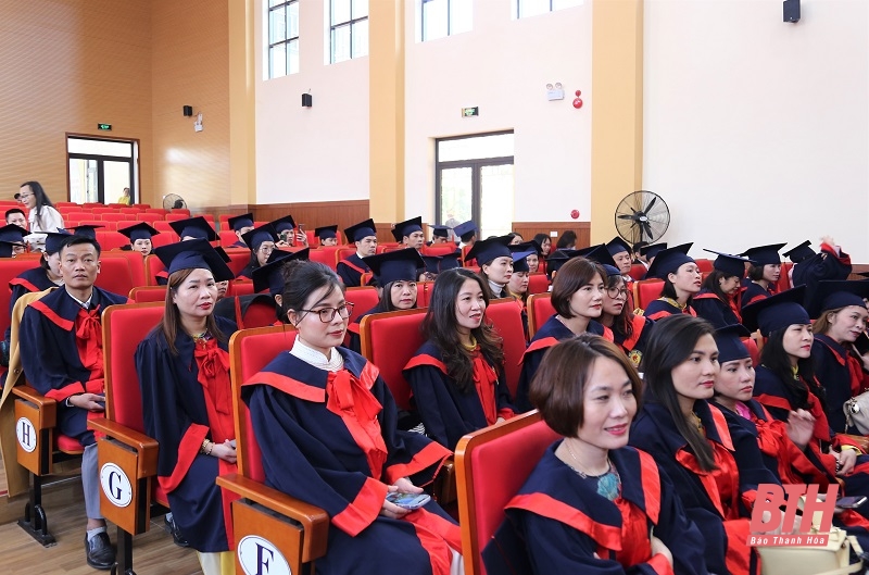 Trường ĐH Hồng Đức trao bằng thạc sĩ cho học viên