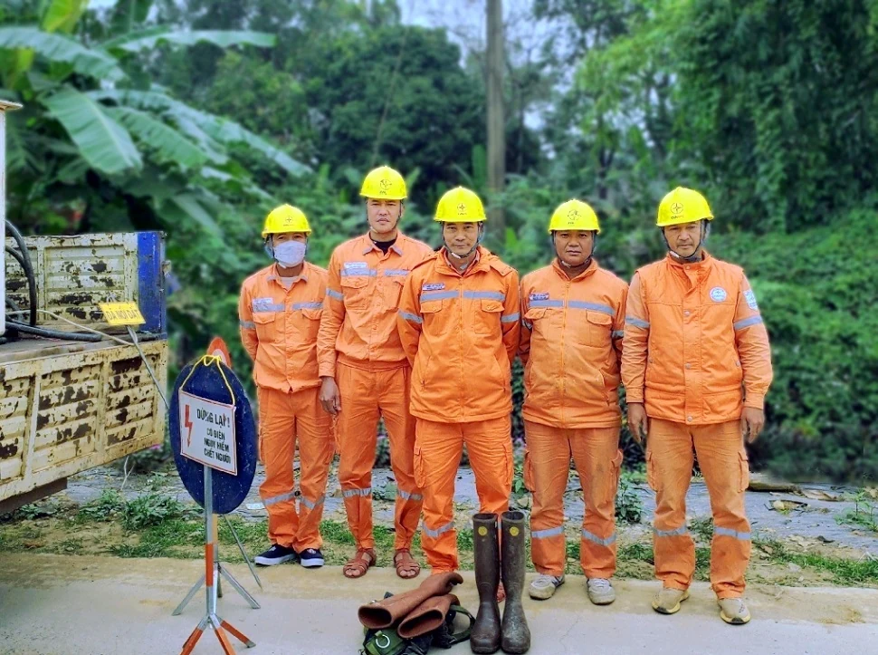 Điện lực Thạch Thành vệ sinh sứ cách điện bằng công nghệ hotline góp phần nâng cao độ tin cậy cung cấp điện