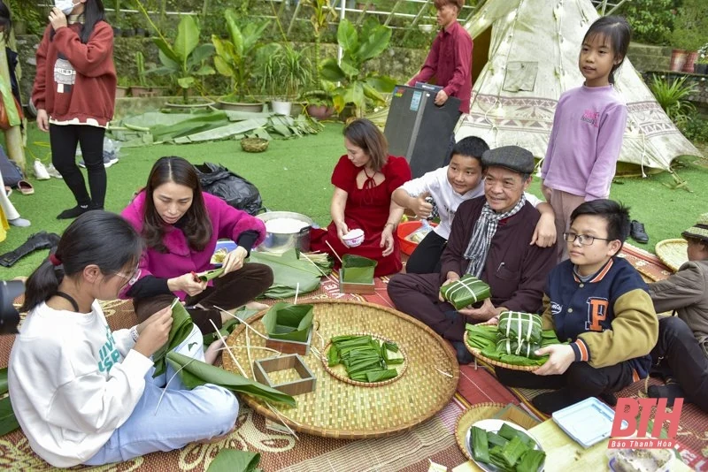 Giáo dục truyền thống cho học sinh qua việc gói bánh chưng ngày Tết