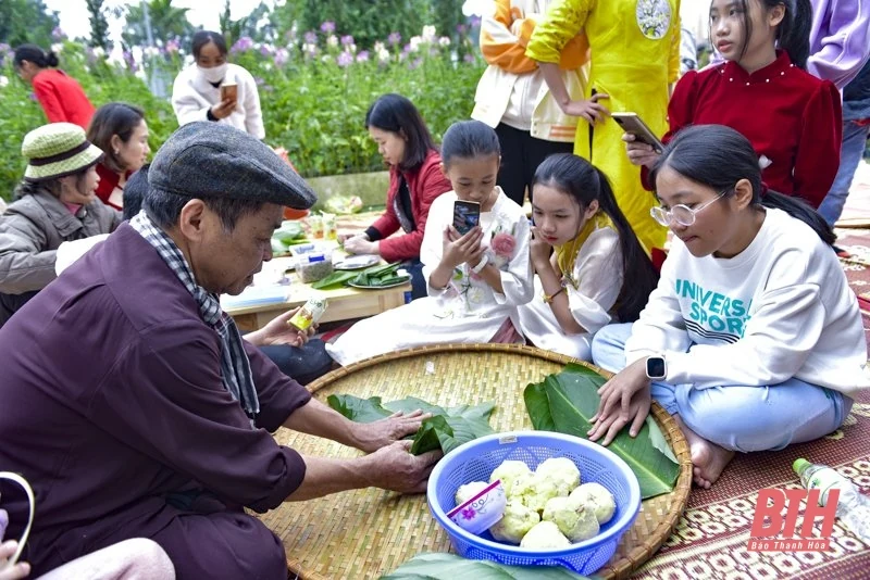 Giáo dục truyền thống cho học sinh qua việc gói bánh chưng ngày Tết
