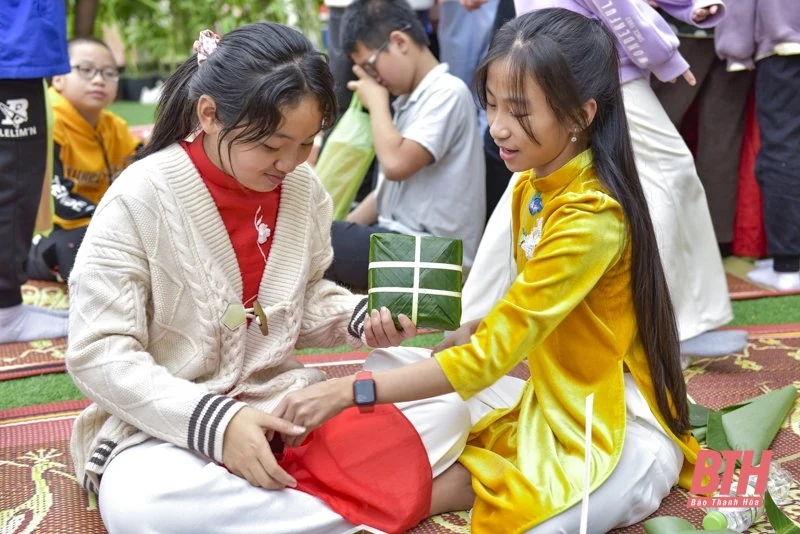 Giáo dục truyền thống cho học sinh qua việc gói bánh chưng ngày Tết