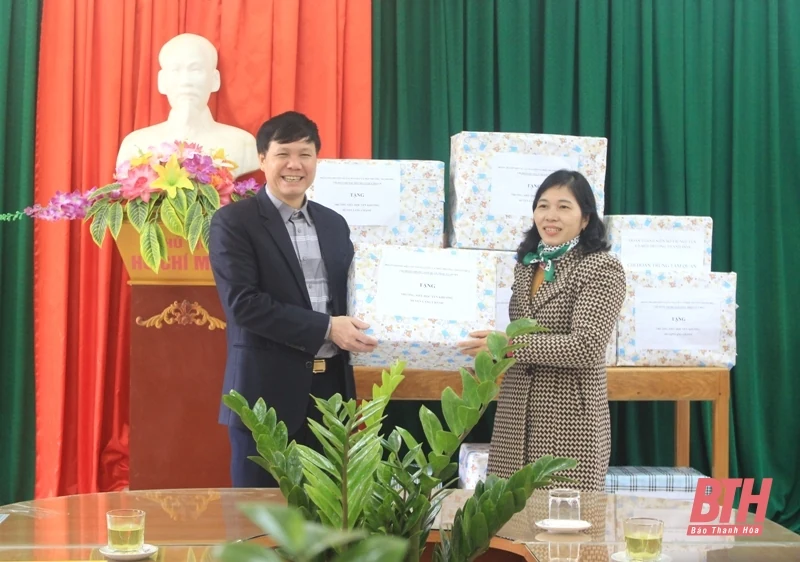 Sở Tài nguyên và Môi trường Thanh Hóa thăm, tặng quà cho cán bộ, chiến sĩ Đồn Biên phòng Yên Khương