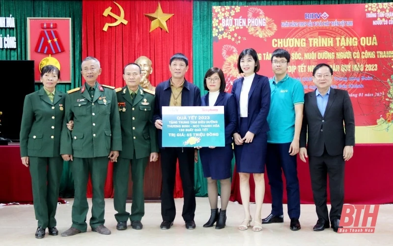 Trao 330 suất quà cho cựu thanh niên xung phong và đối tượng chính sách, bảo trợ xã hội