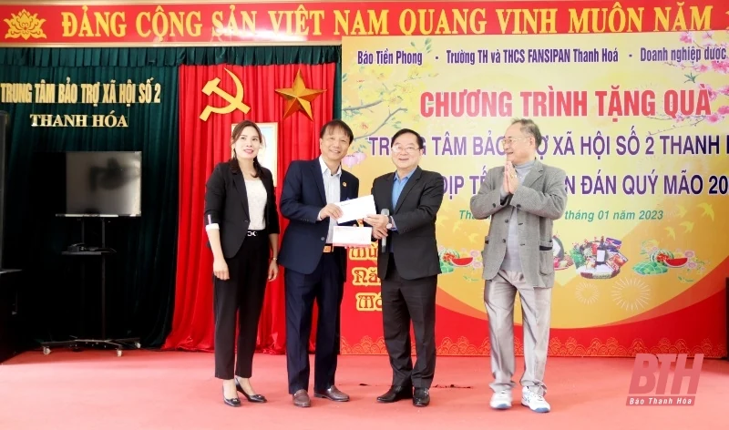 Trao 330 suất quà cho cựu thanh niên xung phong và đối tượng chính sách, bảo trợ xã hội