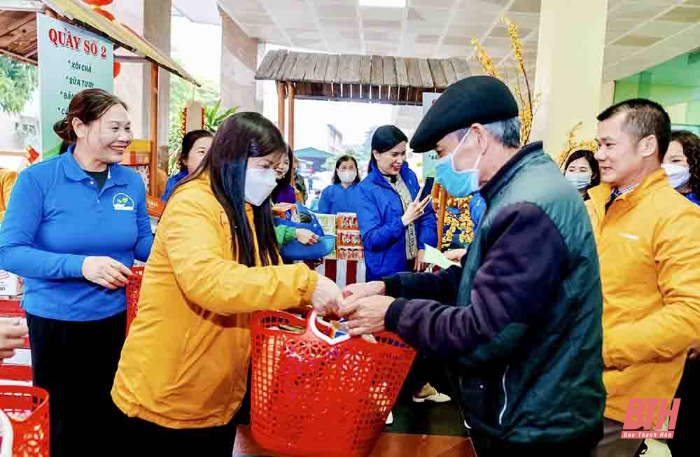 Ấm áp “Phiên chợ Xuân 0 đồng” dành cho bệnh nhân nghèo 