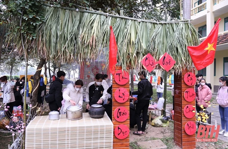 Sôi nổi “Ngày hội dân gian” tại Trường Đại học Hồng Đức