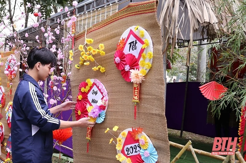 Sôi nổi “Ngày hội dân gian” tại Trường Đại học Hồng Đức