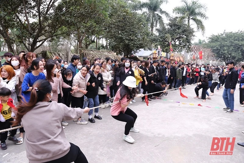 Sôi nổi “Ngày hội dân gian” tại Trường Đại học Hồng Đức